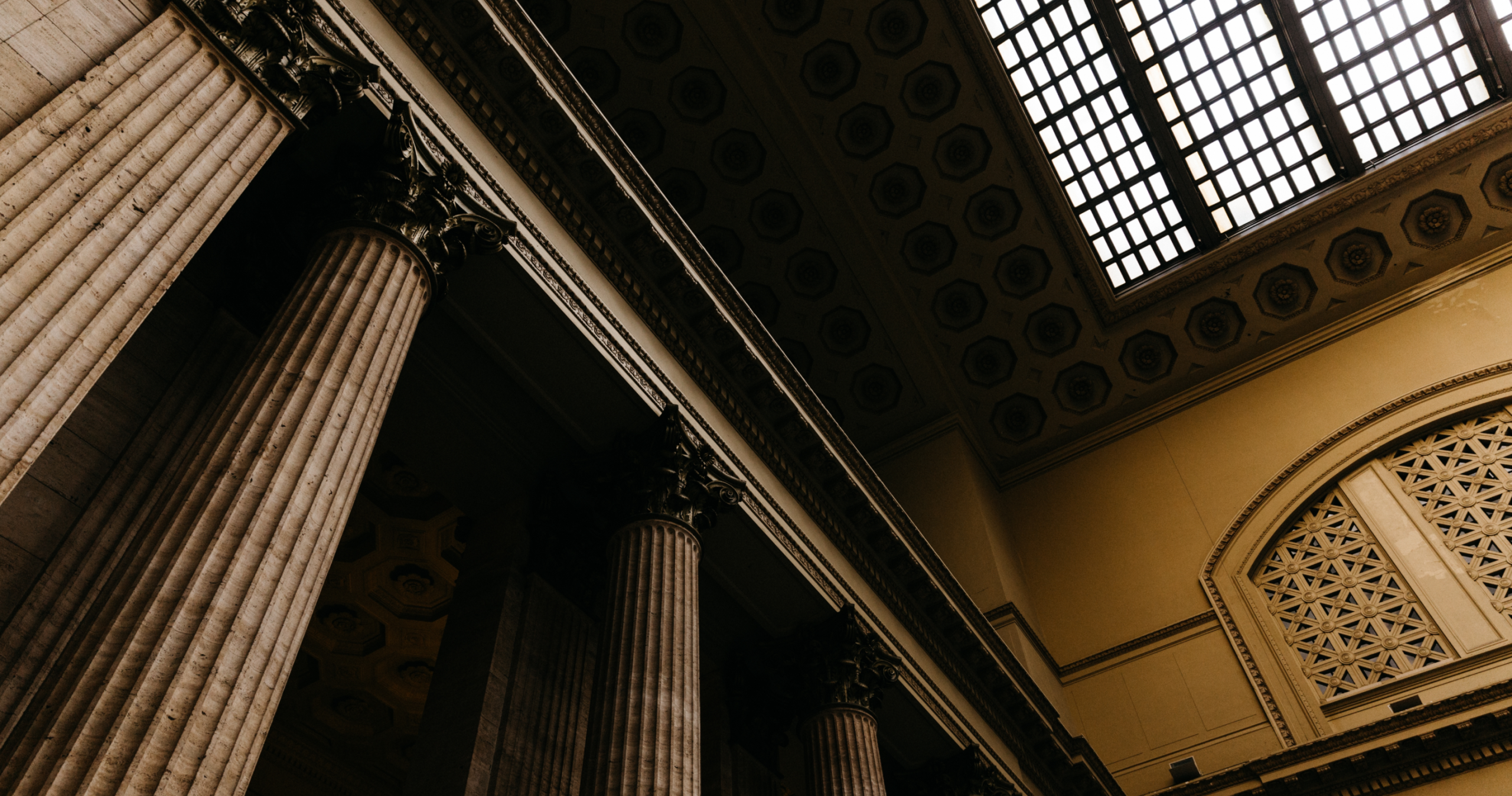 ליטיגציה מסחרית – עמודי שיש בבית המשפט המסמלים יציבות ומשפט צדק